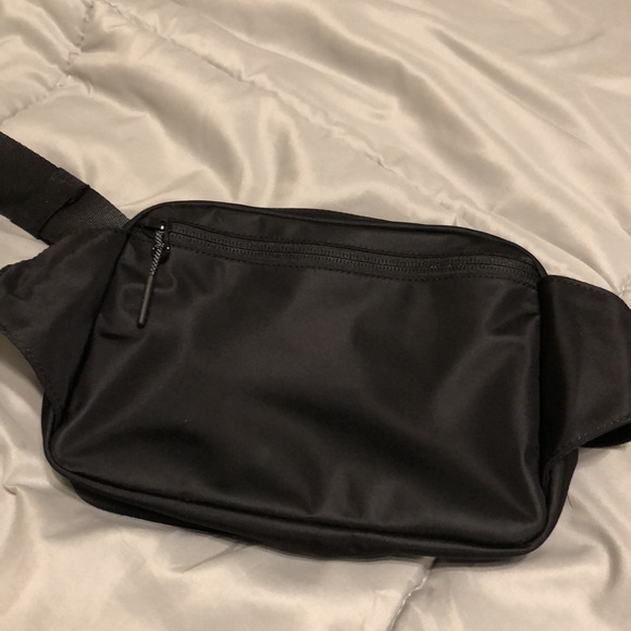NWT [Lululemon] Large Everywhere Belt Bag in Black 🖤 - Picture 5 of 12